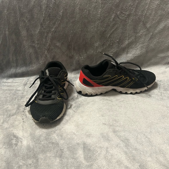 Boys black K Swiss tennis shoes size 5 - Picture 1 of 8